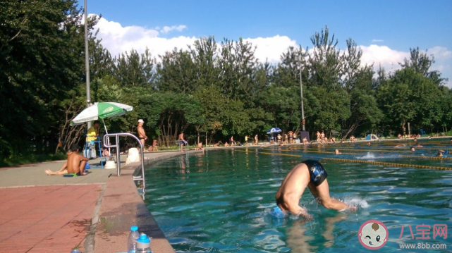 公共泳池对人体有哪些健康隐患 游泳池游泳如何做好个人防护 公共泳池对人体有哪些健康隐患 游泳池游泳如何做好个人防护