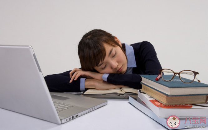 午睡会使人发胖吗 上班族中午趴着午睡好吗 午睡会使人发胖吗 上班族中午趴着午睡好吗