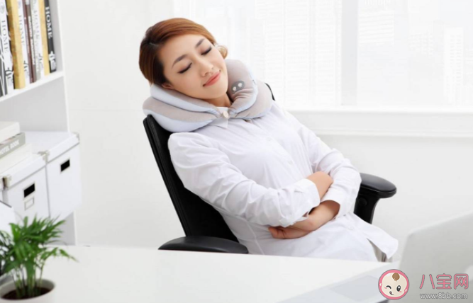 午睡会使人发胖吗 上班族中午趴着午睡好吗 午睡会使人发胖吗 上班族中午趴着午睡好吗