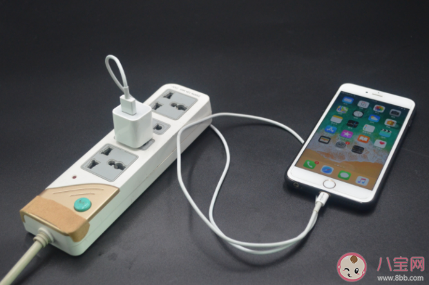 睡觉时充电器爆炸险失明是怎么回事 睡觉时充电安全吗