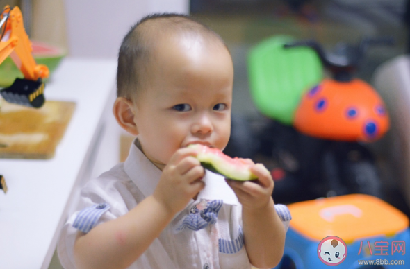 孩子夏天的衣服多久洗一次 给孩子洗衣服用什么洗