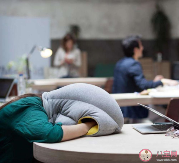 长期趴在桌子上睡觉对身体有什么危害 上班族怎么午睡健康