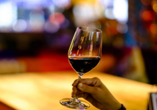 喝葡萄酒前摇晃酒杯是为了什么 蚂蚁庄园6月29日正确答案