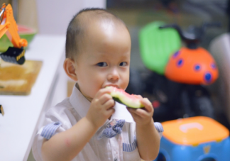 孩子夏天的衣服多久洗一次 给孩子洗衣服用什么洗