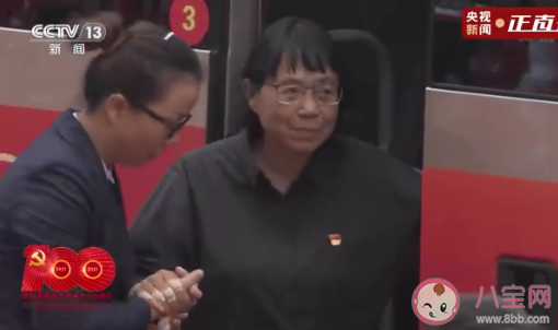 张桂梅被搀扶着进入人民大会堂 为什么张桂梅获得七一勋章