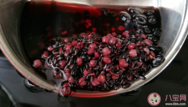 黑米泡水掉色正常吗 如何鉴别黑米是不是人工色素染的