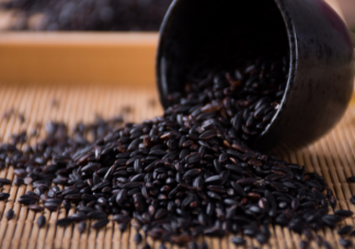 黑米泡水掉色正常吗 如何鉴别黑米是不是人工色素染的