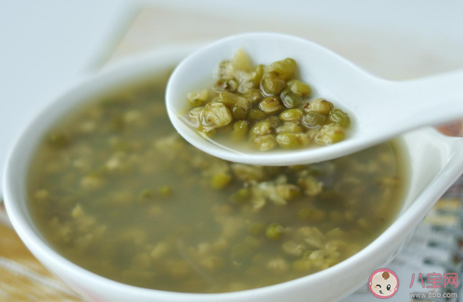 蚂蚁庄园7月2日答案：想煮出颜色碧绿的绿豆汤是盖上锅盖煮还是用铁锅煮 