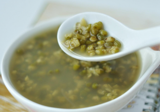 蚂蚁庄园7月2日答案：想煮出颜色碧绿的绿豆汤是盖上锅盖煮还是用铁锅煮