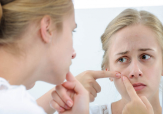 脸上长痘是因为熬夜吗 熬夜是怎么导致皮肤长痘的