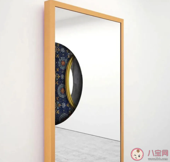 为什么很多人路过镜子都会忍不住照一下 镜子和原相机哪个是真实的自己