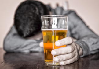 研究称喝酒增高患癌风险 酒精是如何摧毁健康的