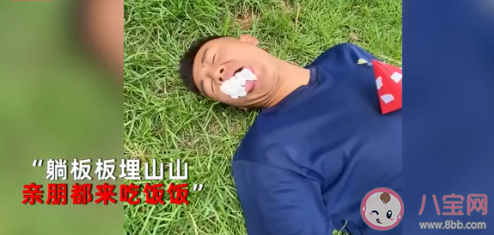 红伞伞白杆杆吃完一起躺板板是什么歌 红伞伞白杆杆完整版歌词大全