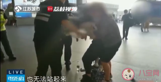 女子车站等人过度焦虑诱发碱中毒是怎么回事 情绪激动焦虑为什么会碱中毒 女子车站等人过度焦虑诱发碱中毒是怎么回事 情绪激动焦虑为什么会碱中毒