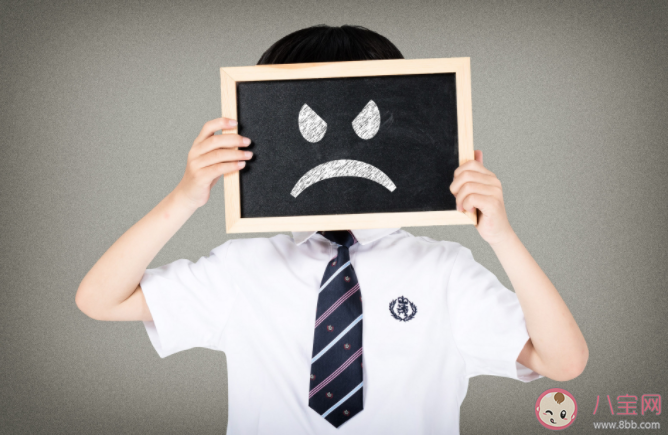 女子车站等人过度焦虑诱发碱中毒是怎么回事 情绪激动焦虑为什么会碱中毒 女子车站等人过度焦虑诱发碱中毒是怎么回事 情绪激动焦虑为什么会碱中毒