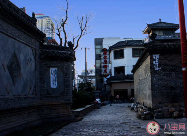 翻过长满青苔的墙有一条江是什么歌 《小北巷》完整版歌词在线听歌