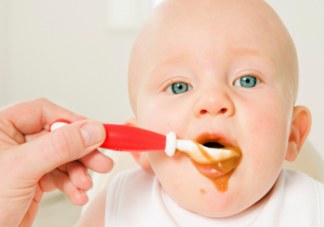 宝宝第一次对食物感兴趣应该怎么做 宝宝第一次辅食的注意事项