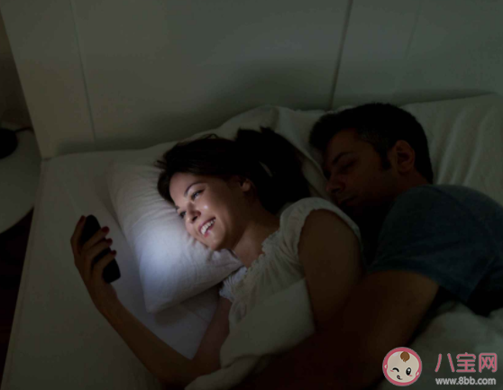 躺在床上玩手机算不算久坐 睡前躺着玩手机有什么伤害