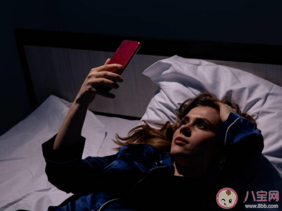 躺在床上玩手机算不算久坐 睡前躺着玩手机有什么伤害