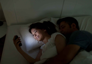 躺在床上玩手机算不算久坐 睡前躺着玩手机有什么伤害