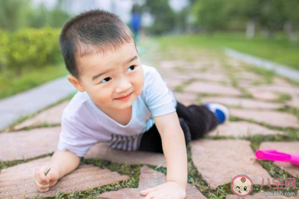 孩子摔跤后怎么判断有没有骨折 孩子摔伤了怎么正确处理