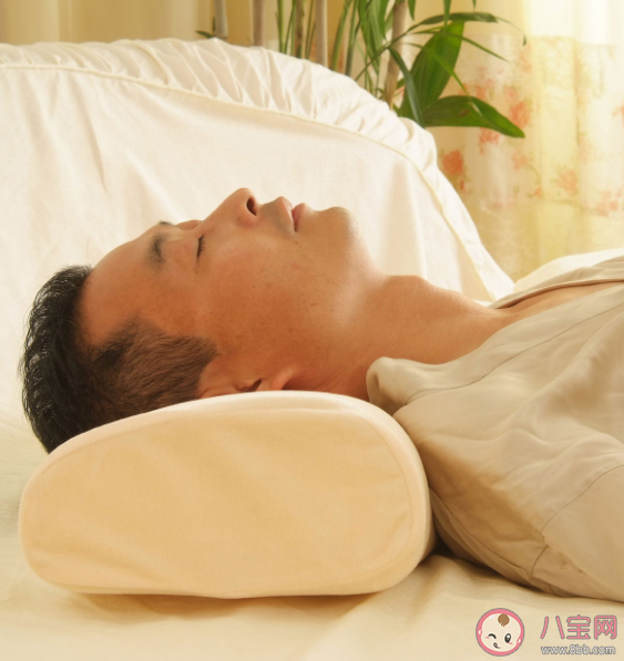 不同睡姿多高的枕头才合适 枕头用不对伤害颈椎