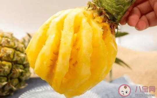 为什么菠萝得泡盐水里 辣椒和酱油拌菠萝好吃吗