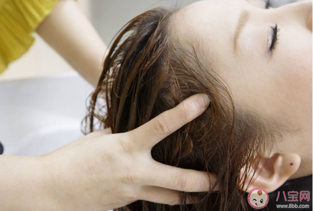 头皮上抠下的小颗粒是什么 如何正确护理头皮