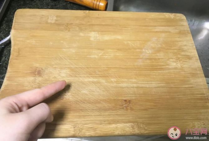 菜板用开水烫一下能烫干净吗 砧板如何清洁使用
