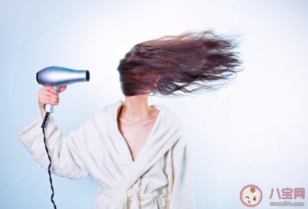 洗头是早上洗还是晚上洗好 洗完头如何正确干发 洗头是早上洗还是晚上洗好 洗完头如何正确干发