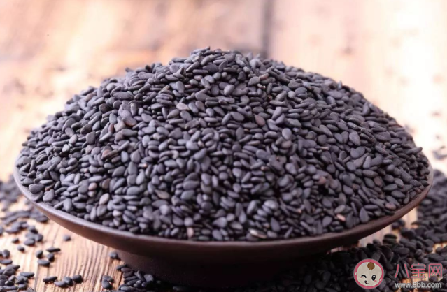 黑芝麻和白芝麻哪个更有营养 经常吃黑芝麻有什么好处 黑芝麻和白芝麻哪个更有营养 经常吃黑芝麻有什么好处