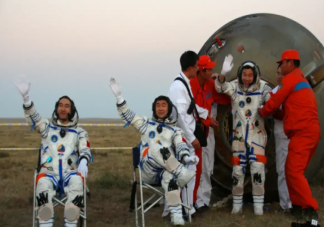 航天员返回地球出舱为什么都坐着轮椅 航天员回到地球后还要做什么