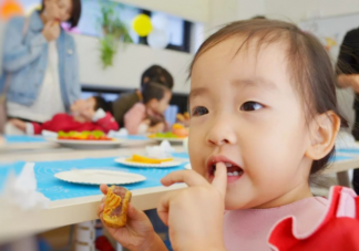 怎么给孩子吃月饼不积食 怎么给孩子吃月饼比较好