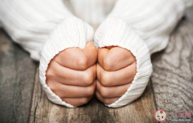 手指遇冷变紫怎么回事 手脚冰凉有哪些保暖小技巧 手指遇冷变紫怎么回事 手脚冰凉有哪些保暖小技巧