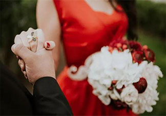 室友结婚机票自费还要去吗 参加朋友婚礼机票需要朋友出吗