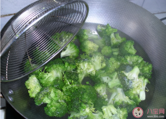 为什么食物要焯水 焯水小技巧有哪些 为什么食物要焯水 焯水小技巧有哪些