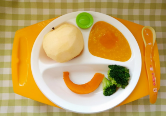 孩子辅食是先吃水果还是先吃蔬菜 孩子辅食要一种一种的添加吗