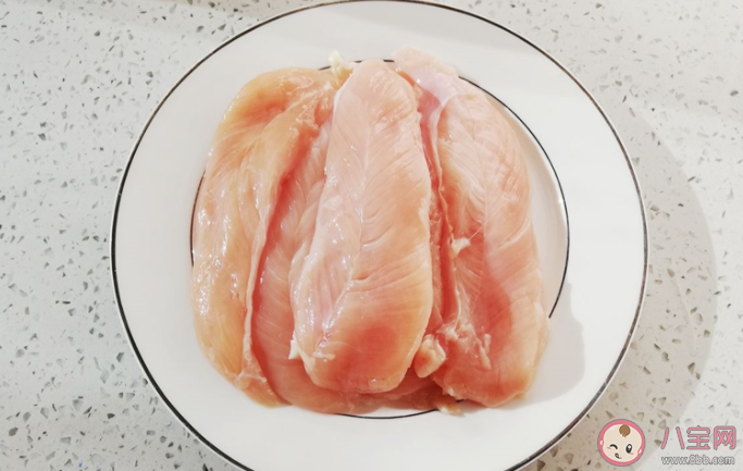 白水煮鸡胸肉是冷水还是开水 怎么判断鸡胸肉有没有煮熟 白水煮鸡胸肉是冷水还是开水 怎么判断鸡胸肉有没有煮熟