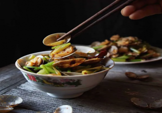 痛风患者一点海鲜都不能吃吗 正常人吃海鲜过多会引起尿酸偏高吗