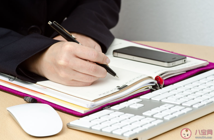 工作中要经常跟领导汇报吗 为什么要经常向领导汇报工作