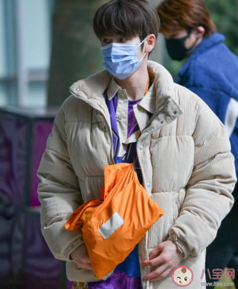 该穿羽绒服了的朋友圈说说短语 要穿羽绒服了的心情句子