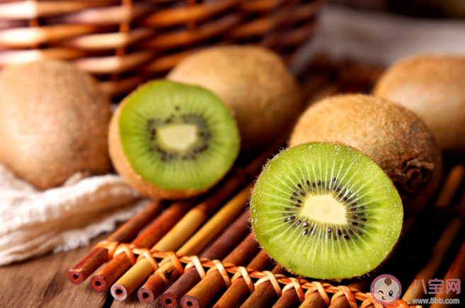 为什么吃猕猴桃舌头会发麻 秋天吃猕猴桃有什么好处 为什么吃猕猴桃舌头会发麻 秋天吃猕猴桃有什么好处