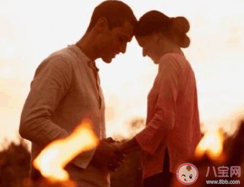 如何让男朋友向自己求婚 怎样让男朋友主动求婚呢