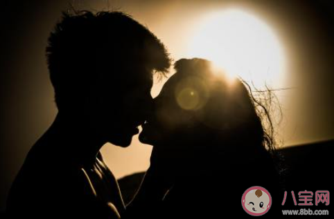 哪个瞬间感觉对方不喜欢你 女生不喜欢你的表现是什么