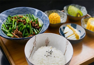只要超过8小时就是隔夜饭 吃不完的菜应该如何保存