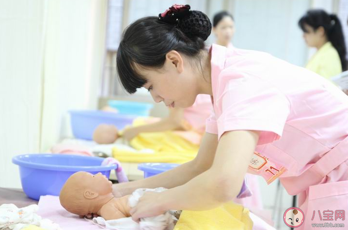 花高价请月嫂值不值得 要不要花钱请月嫂