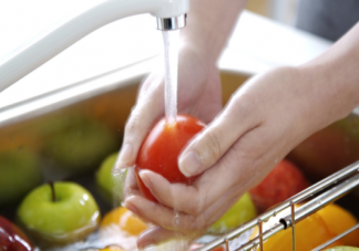 洗水果只用清水可以吗 怎么洗水果干净放心