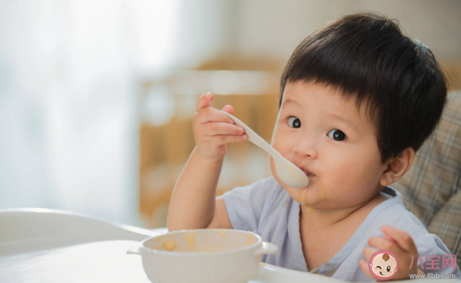 先吃奶还是先吃辅食比较好 不同年龄宝宝起床是先吃奶还是先喂辅食