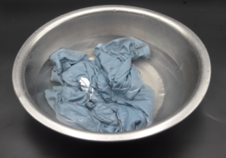 裤子掉色用盐水泡有用吗 衣服掉色是质量不好吗