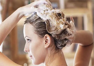 刚洗完头发头皮痒咋回事 洗头的正确方法是什么